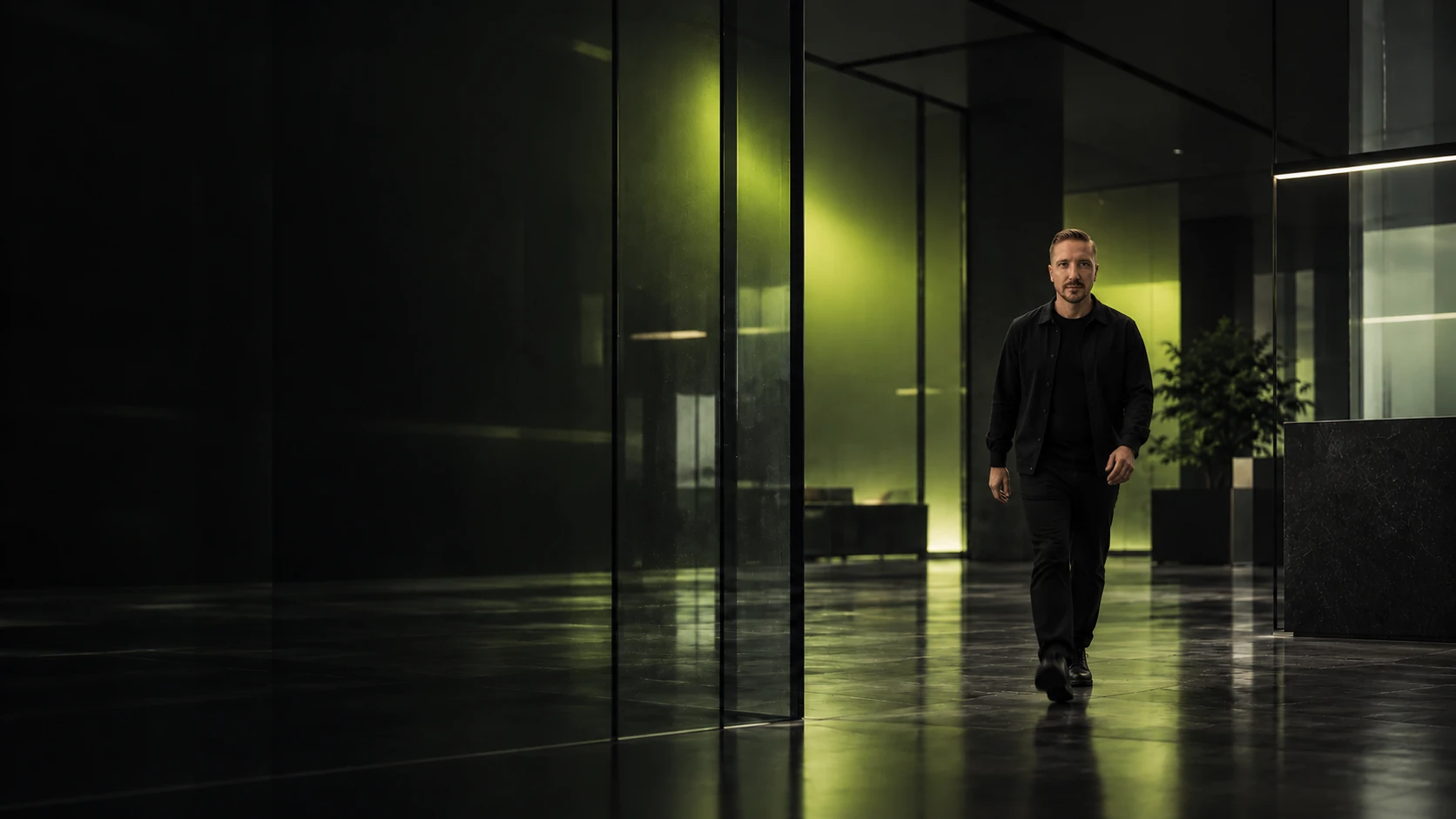 Kamil Kurek idący przez ciemne studio Nextblock